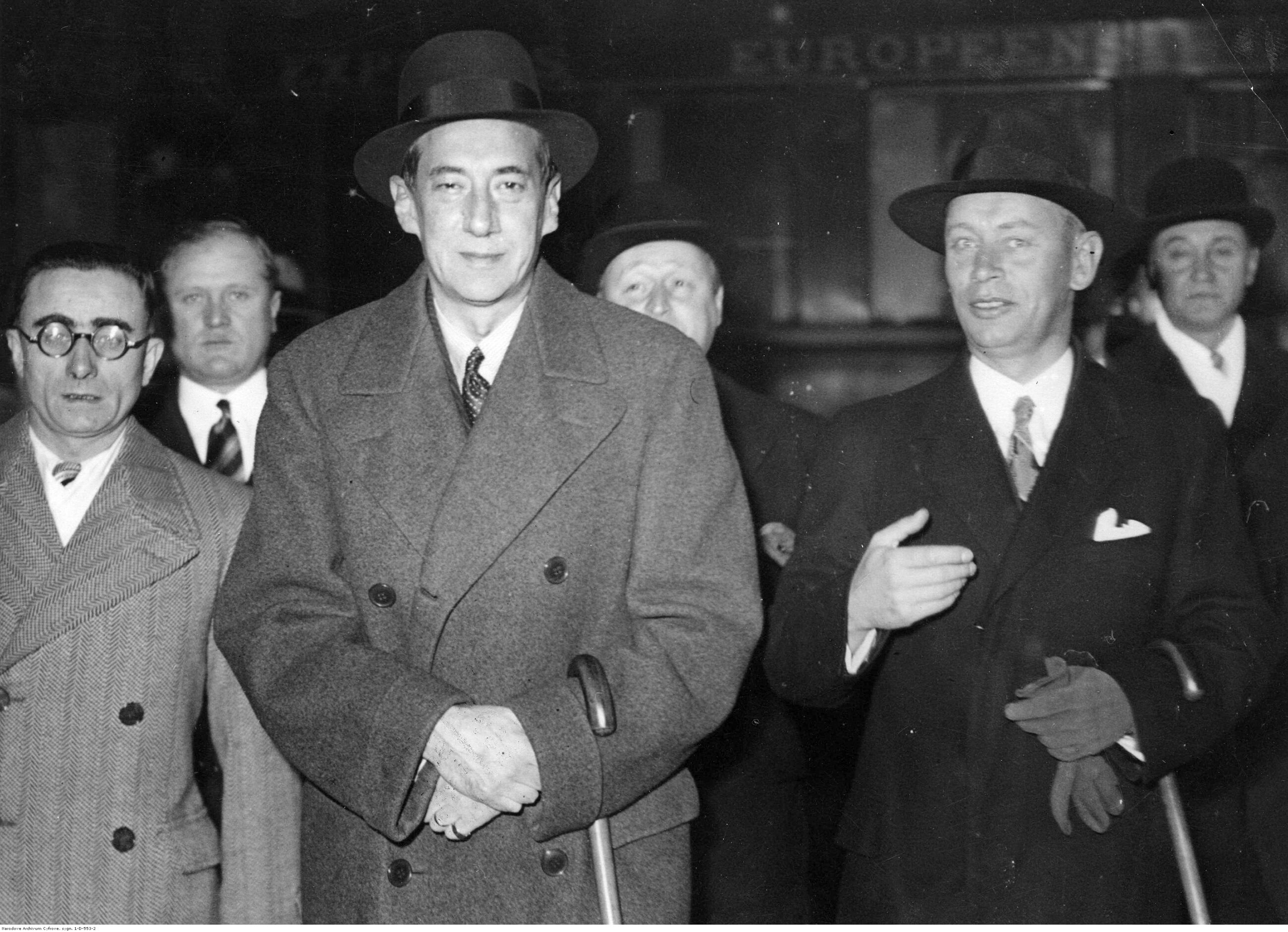 Józef Beck (na pierwszym planie z lewej) podczas wizyty w Paryżu, 14 października 1936 r.
