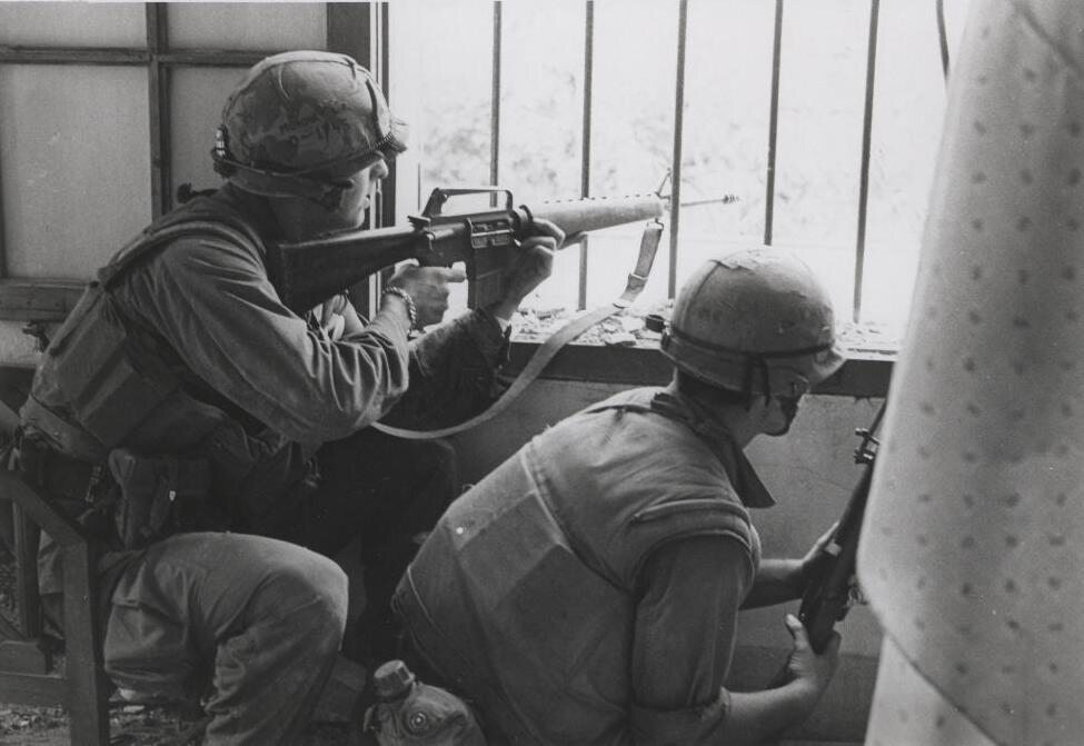 Amerykańscy Marines podczas walk o Huế, luty 1968 r.