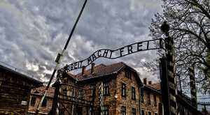 Z Auschwitz można wyjść tylko przez komin. Polacy usłyszeli to pierwsi