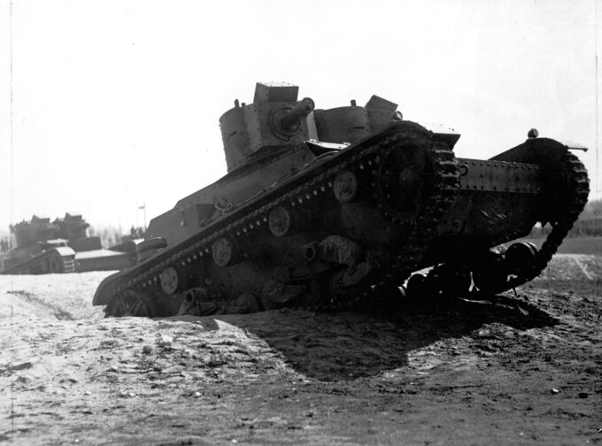 Czołg 7TP dwuwieżowy pokonuje przeszkody terenowe podczas rewii wojskowej na Polu Mokotowskim, 3 maja 1938 r.