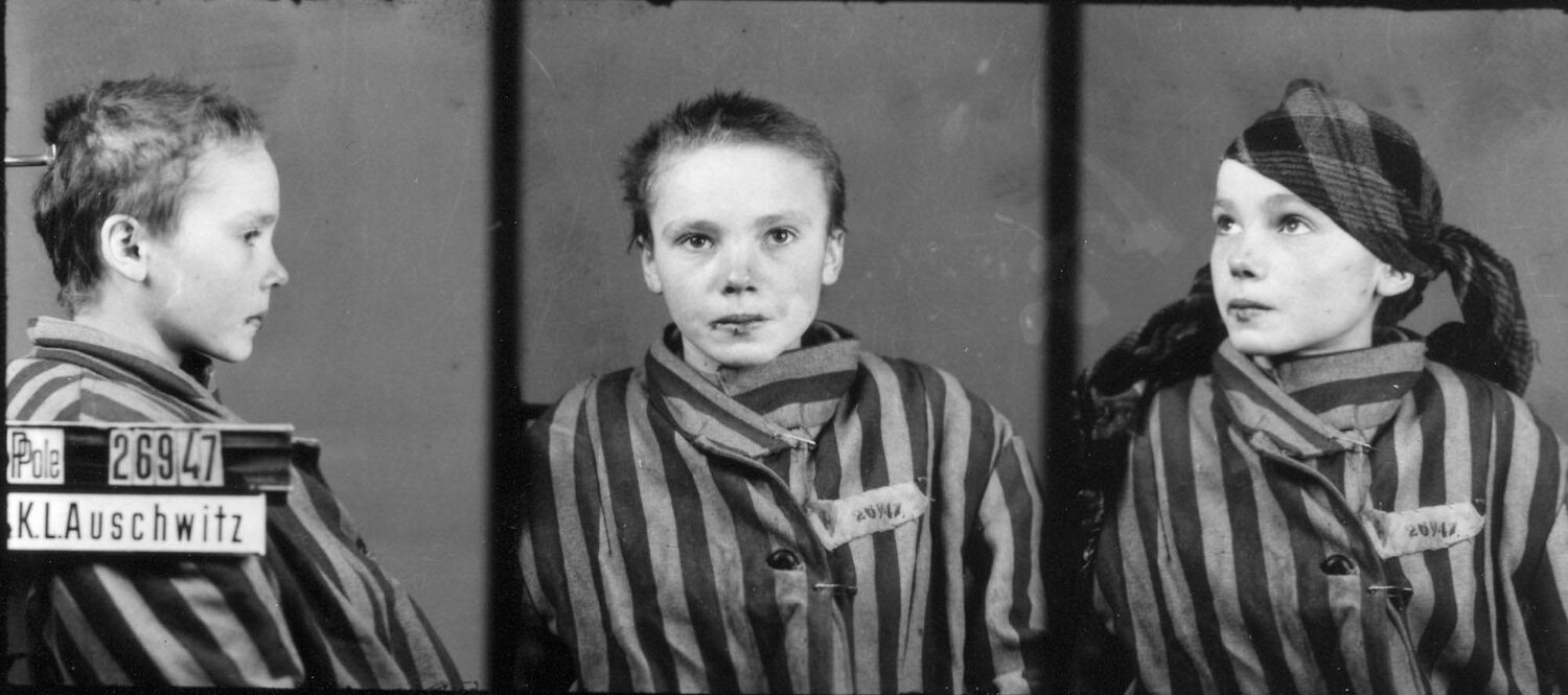 14-letnia Czesława Kwoka, ofiara wysiedleń z Zamojszczyzny, zamordowana w Auschwitz. Fotografia wykonana w Auschwitz pod koniec 1942 lub na początku 1943 r.