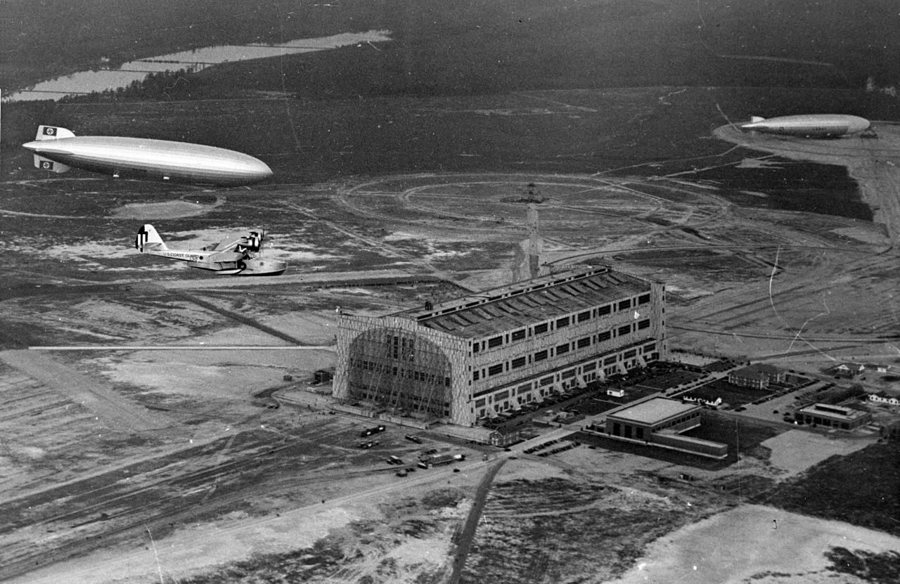 Hindenburg ląduje w New Jersey po swoim pierwszym locie do USA. Po prawej amerykański sterowiec Los Angeles (ZR-3). 9 maja 1936 roku.