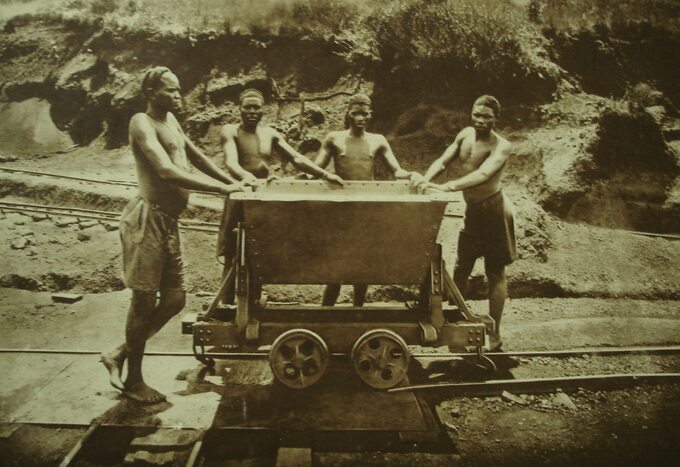 Rwandyjczycy pracujący w belgijskiej kopalni miedzi w Katandze, lata 20. XX wieku