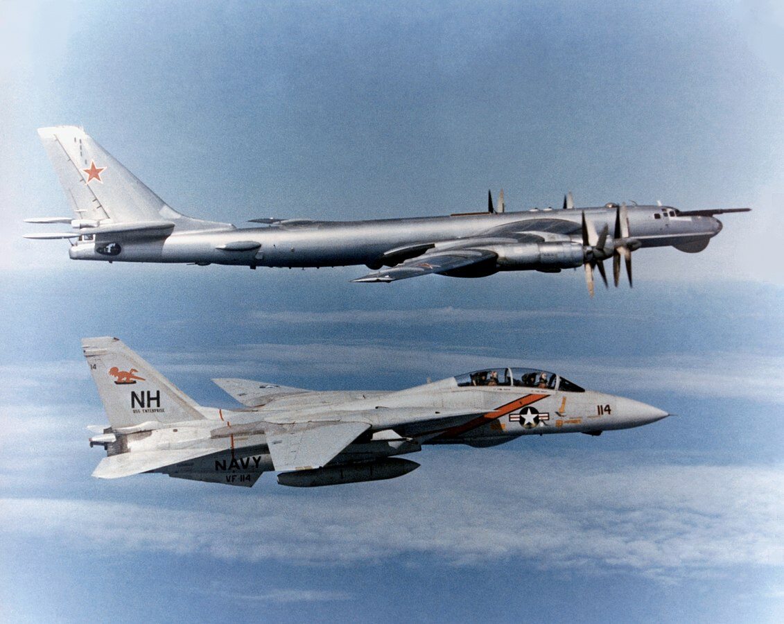 F-14 przechwytuje sowiecki bombowiec Tu-95, 1983 r.