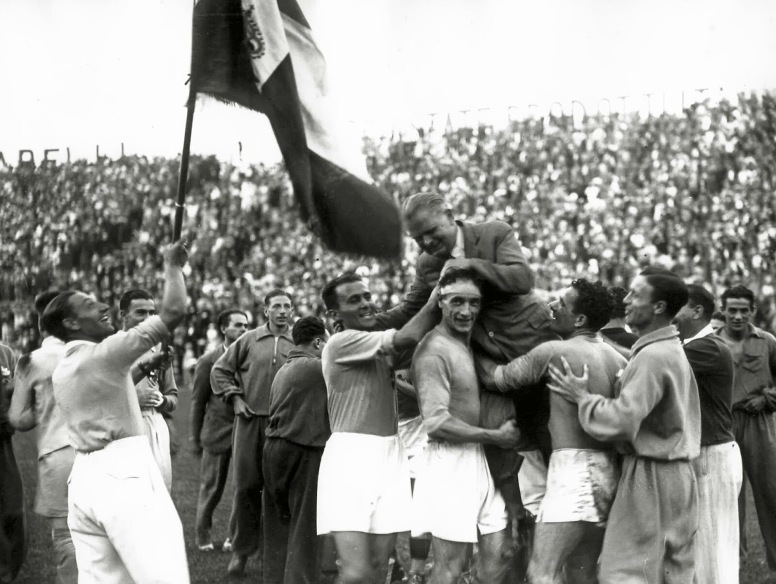 Włosi świętują wygrany finał. Rzym, 10 czerwca 1934 r.