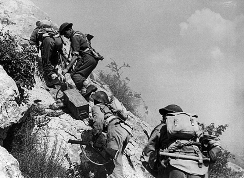 Polscy żołnierze dostarczają amunicję na pozycje pod Monte Cassino