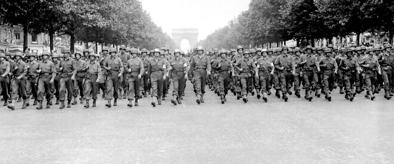 Parada amerykańskich żołnierzy na Polach Elizejskich w Paryżu