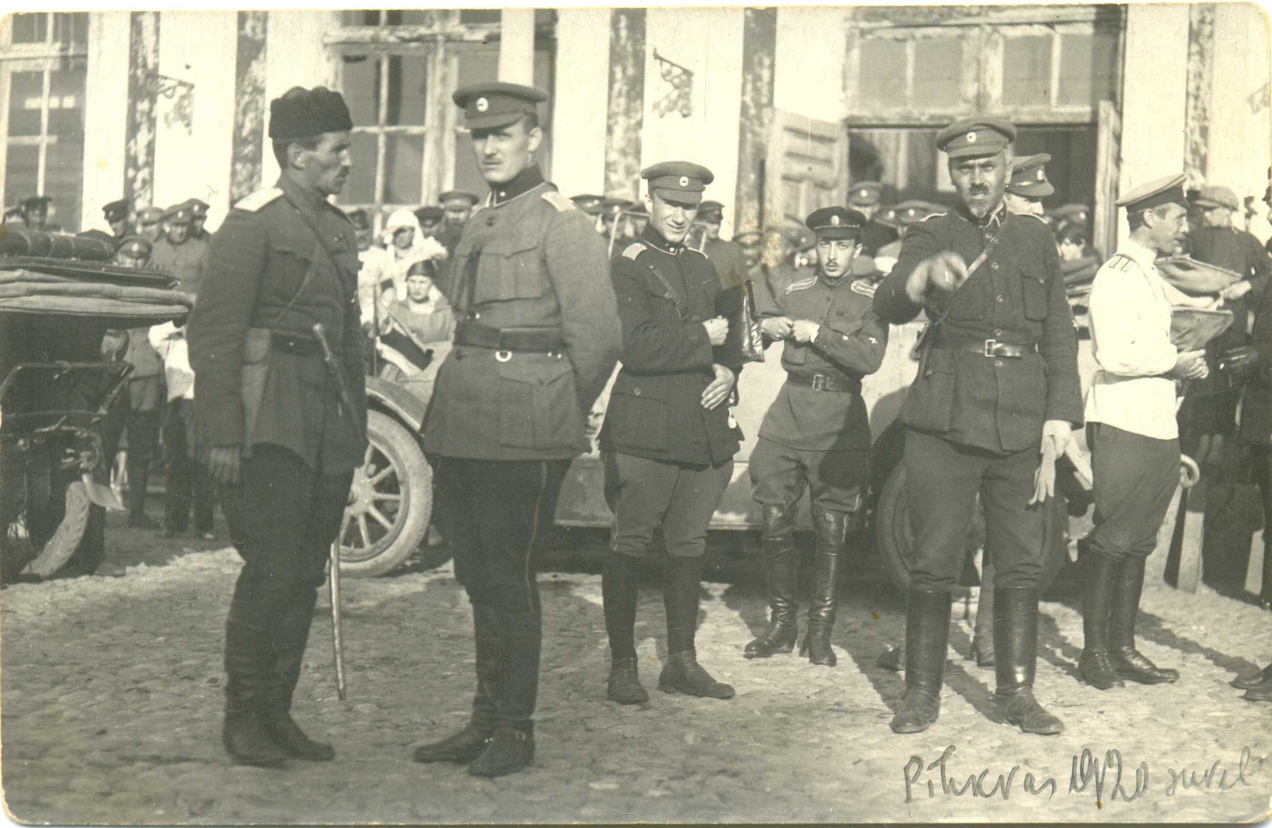 Stanisław Bułak-Bałachowicz (pierwszy z lewej) wraz z rosyjskimi oficerami, 1920 r.
