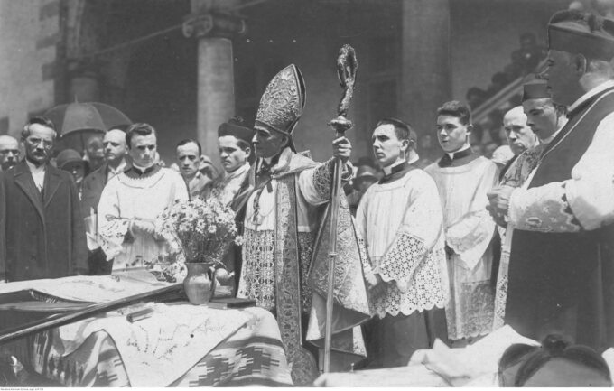 Metropolita krakowski, ksiądz arcybiskup Adam Sapieha dokonuje poświęcenia sztandaru.