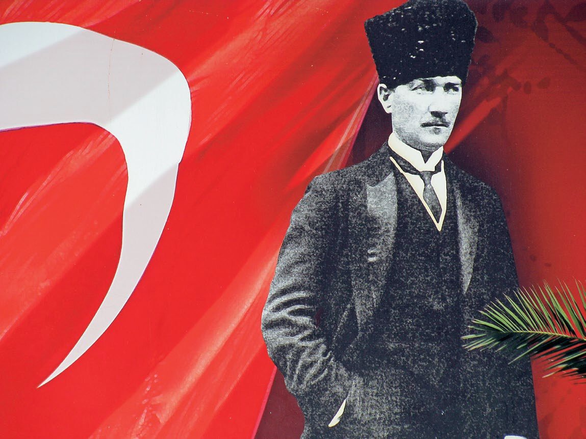 Atatürk na tle tureckiej flagi