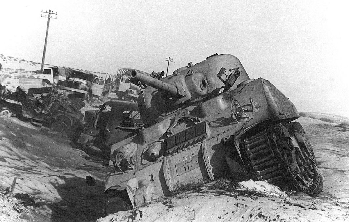 Zniszczone egipskie czołgi w czasie walk w strefie Kanału Sueskiego