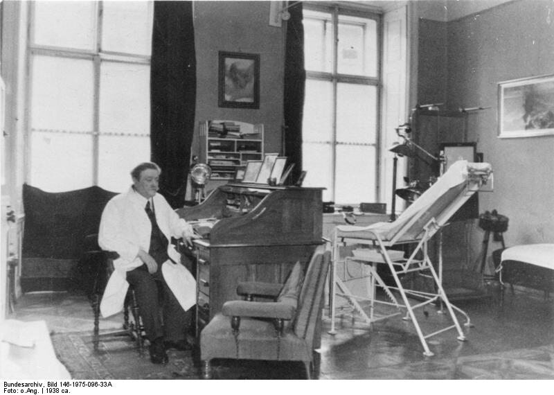 Doktor Bloch w swoim gabinecie, ok. 1938 r.