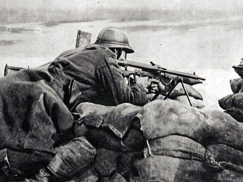 Belgijski żołnierz uzbrojony w rkm Chauchat