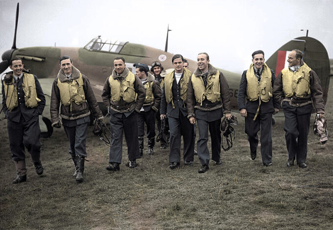 Piloci dywizjonu 303 w 1940 r. Od lewej: Ferić, Kent, Grzeszczak, Radomski, Zumbach, Łokuciewski, Mierzwa, Henneberg, Rogowski, Szaposznikow