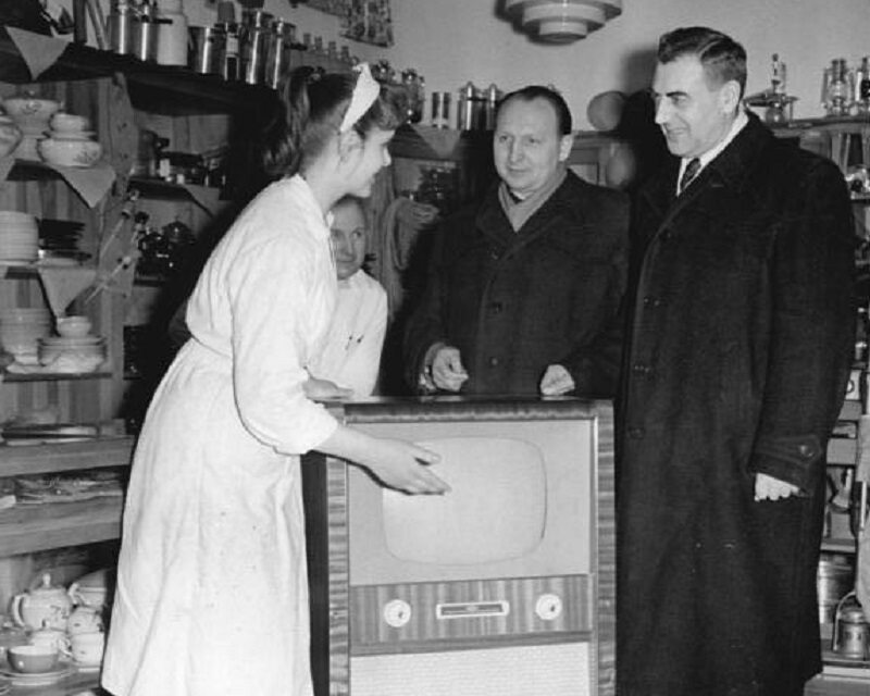 Telewizor na wystawie w sklepie w RFN, 1960 rok.