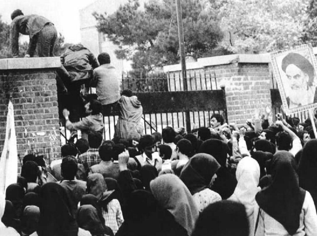 Irańczycy szturmują ambasadę USA w Teheranie, 1979 r.