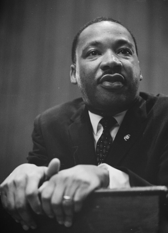 Martin Luther King podczas konferencji prasowej, 1964 r.