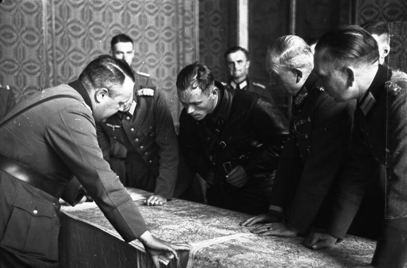 Rozmowy oficerów Wehrmachtu i Armii Czerwonej o wytyczeniu bieżącej linii rozgraniczenia wojsk na zaatakowanym terytorium Polski. Brześć, wrzesień 1939. Na pierwszym planie gen. Heinz Guderian (z lewej)