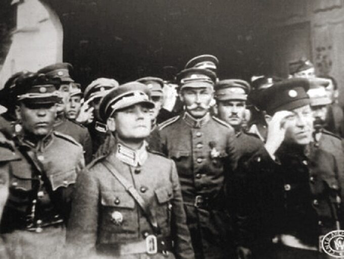 Symon Petlura i oficerowie armii URL. Marko Bezruczko w środku, na pierwszym planie.