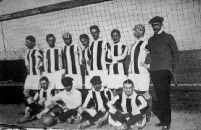 Drużyna Pogoni Lwów przed meczem z Lechią Lwów (1:0) w 1910 r.