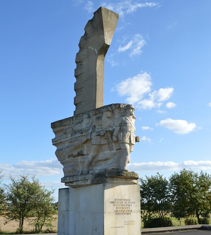 Pomnik w miejscu bitwy pod Mokrą. Fot: Frees