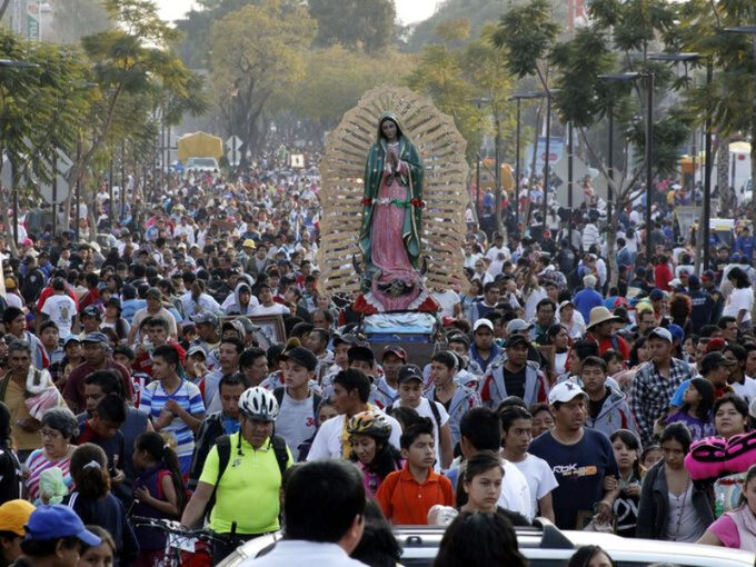Pielgrzymi zdążający do sanktuarium Matki Bożej z Guadalupe. Mexico City, 2016 rok.