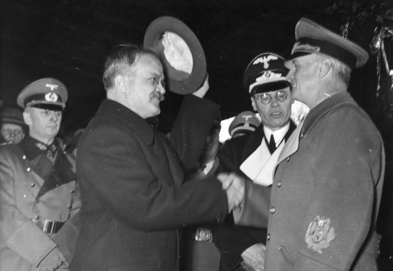 Wiaczesław Mołotow wita się z Joachimem von Ribbentropem. Berlin, listopad 1940 r.