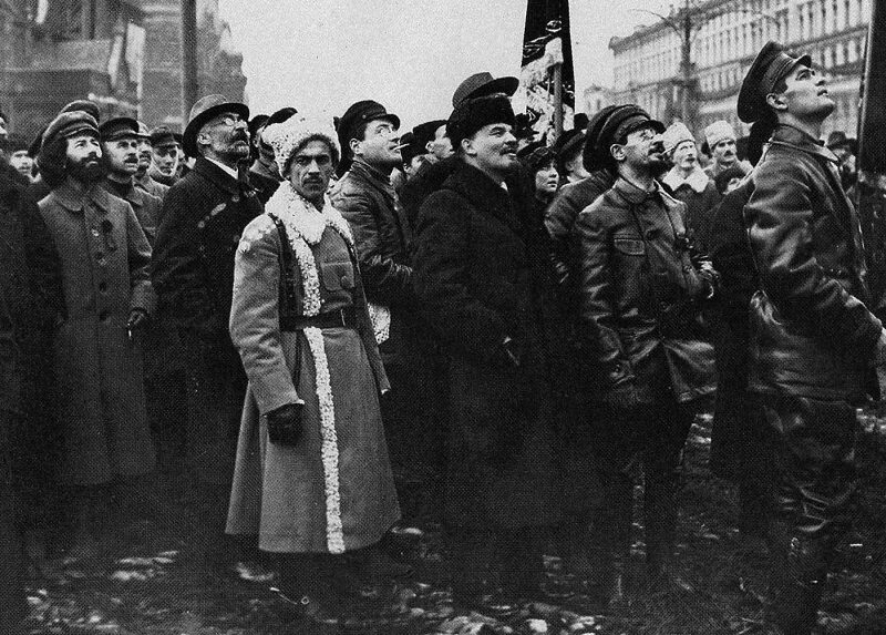 Lenin i Jakow Swierdłow podczas odsłonięcia pomnika Marksa i Engelsa na placu Czerwonym, 1918 r.