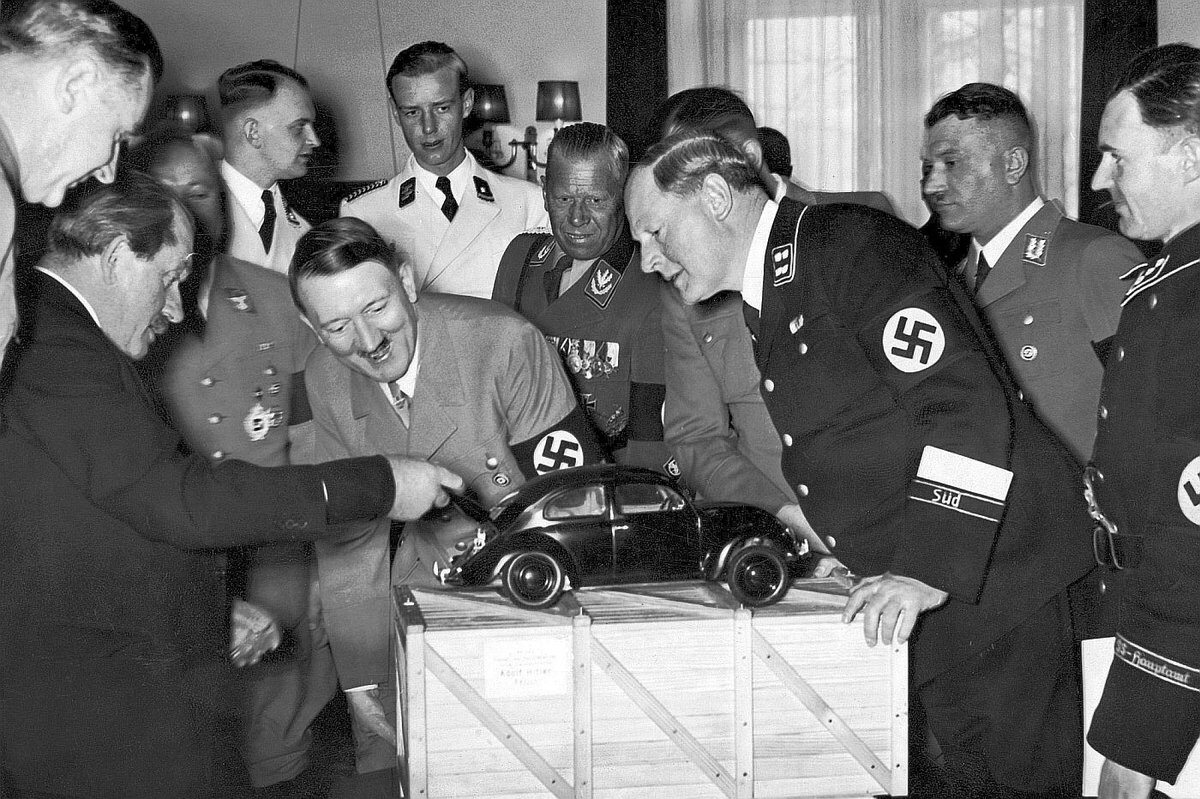 Ferdinand Porsche prezentuje Adolfowi Hitlerowi model volkswagena