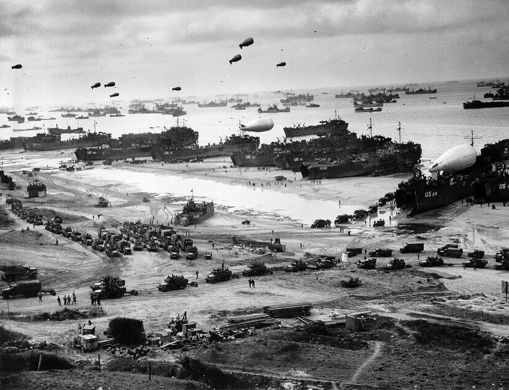 Wyładunek sprzętu na plaży Omaha w Normandii, czerwiec 1944 r.