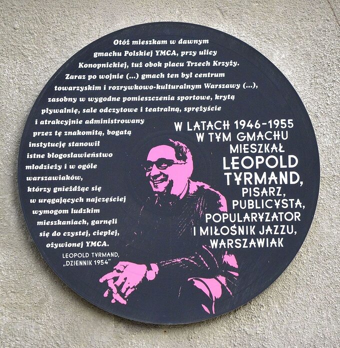 Tablica upamiętniająca Leopolda Tyrmanda przy ul. Konopnickiej 6 w Warszawie.