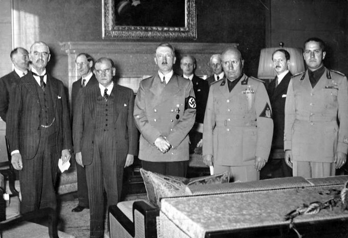 Konferencja w Monachium, od lewej: Chamberlain, Daladier, Hitler, Mussolini oraz szef włoskiego MSZ Galeazzo Ciano