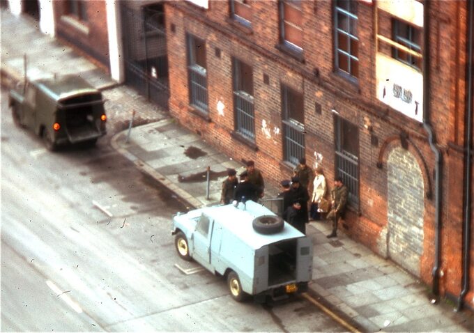 Brytyjscy żołnierze zatrzymują parę na ulicy Belfastu, 1974 r.