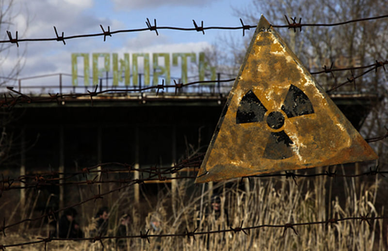 Znak ostrzegawczy przed zniszczoną kawiarnią w Prypeci („Miasto Widmo” obok b. elektrowni atomowej))