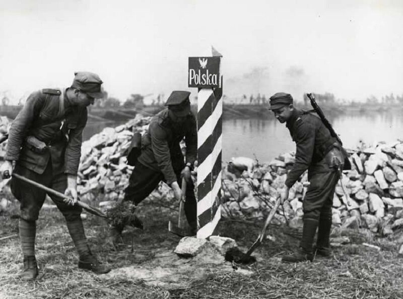 Wkopywanie słupa przy granicy polsko-niemieckiej na Odrze, 1945 rok.
