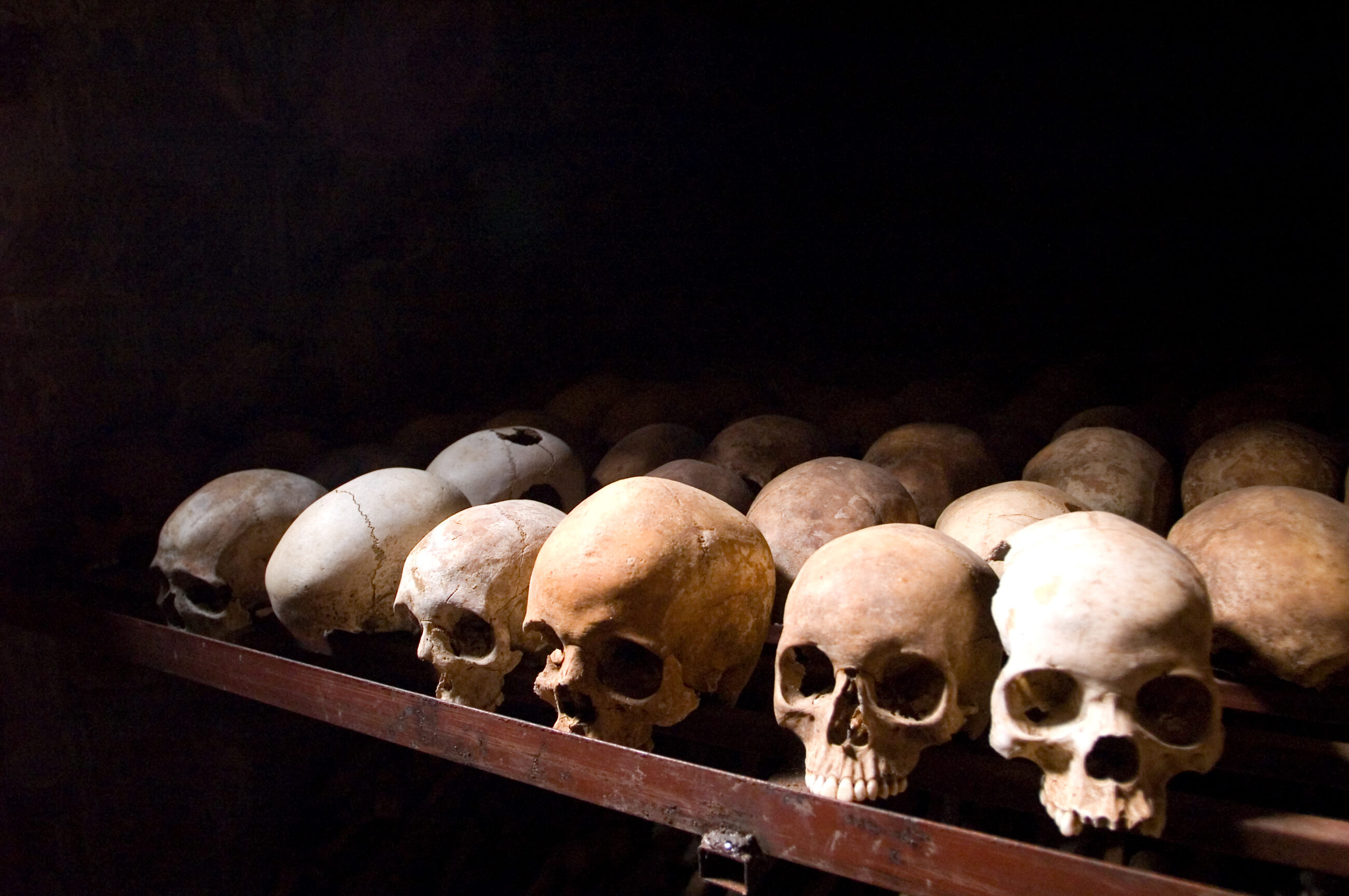 Czaszki ofiar ludobójstwa w Rwandzie zgromadzone w Nyamata Memorial Site