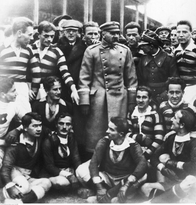 Marszałek Józef Piłsudski w otoczeniu zawodników Pogoni Lwów i Wisły Kraków na stadionie Wisły, 16 listopada 1924 r.