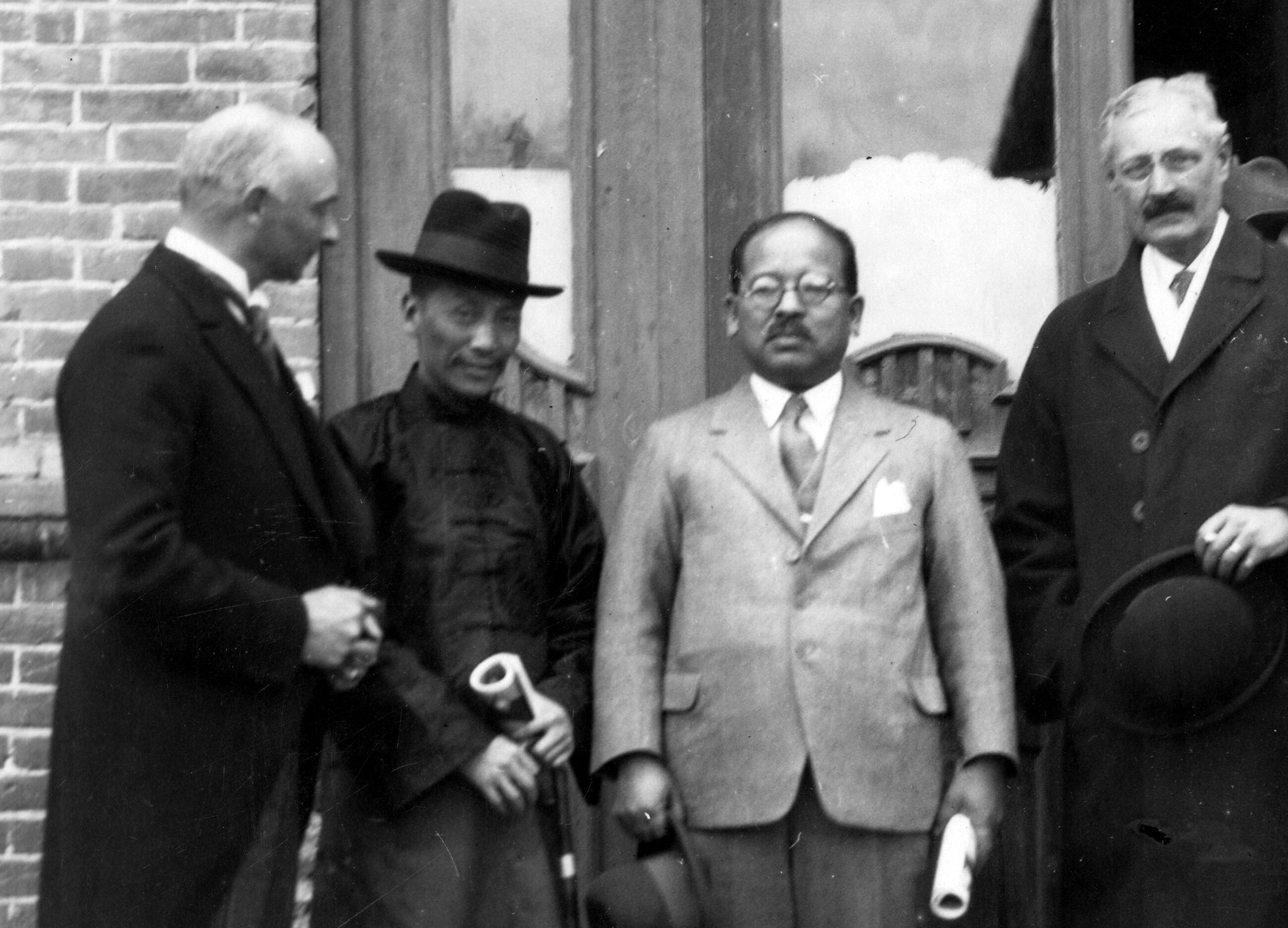 Skowroński (pierwszy z lewej), polski konsul w Harbinie, rok 1931