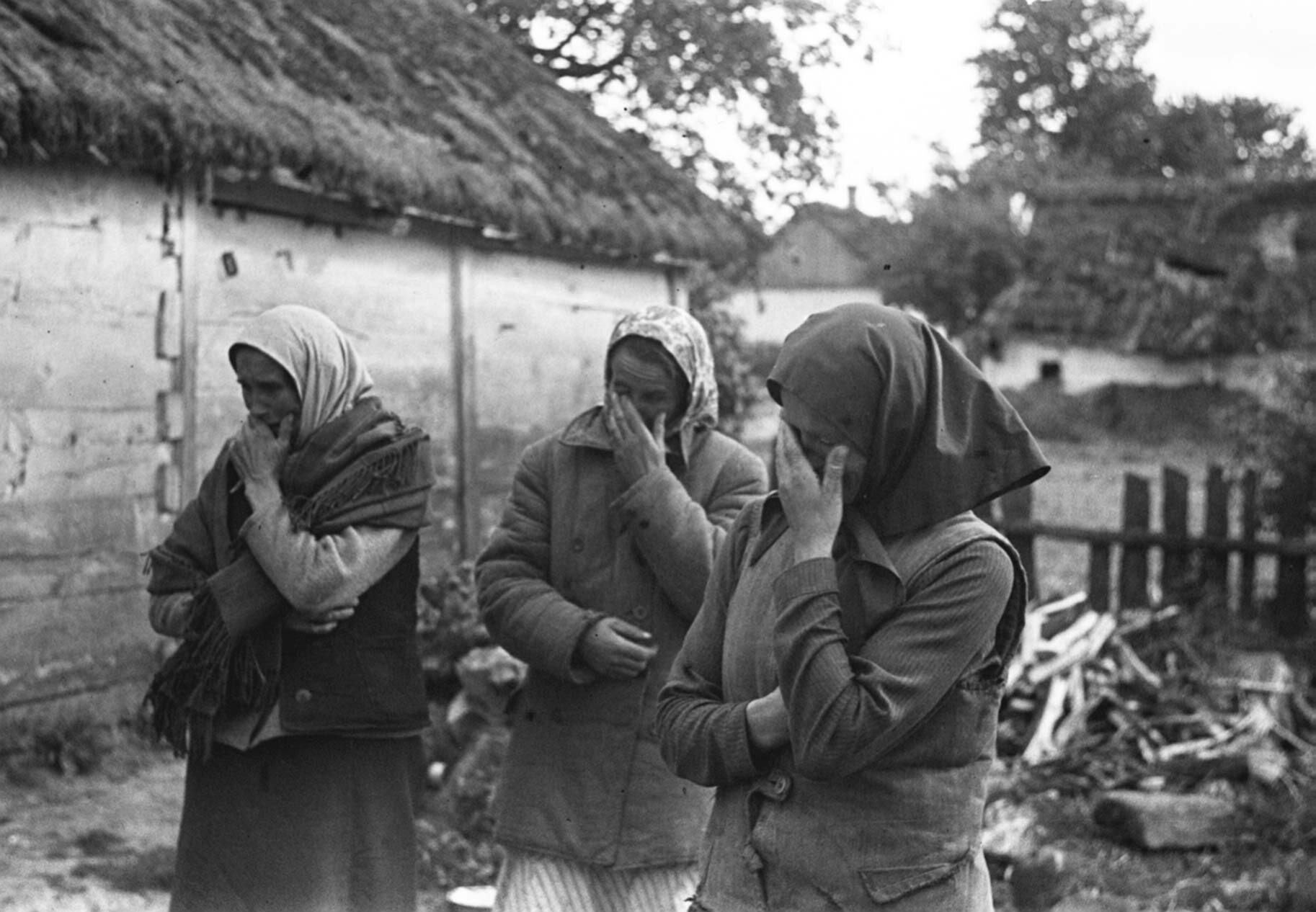 Kobiety opłakujące pomordowanych w Wierzchowinach