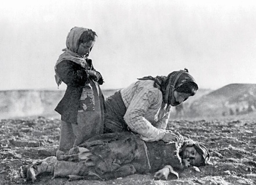 Ormiańska kobieta opłakuje zabite dziecko.
