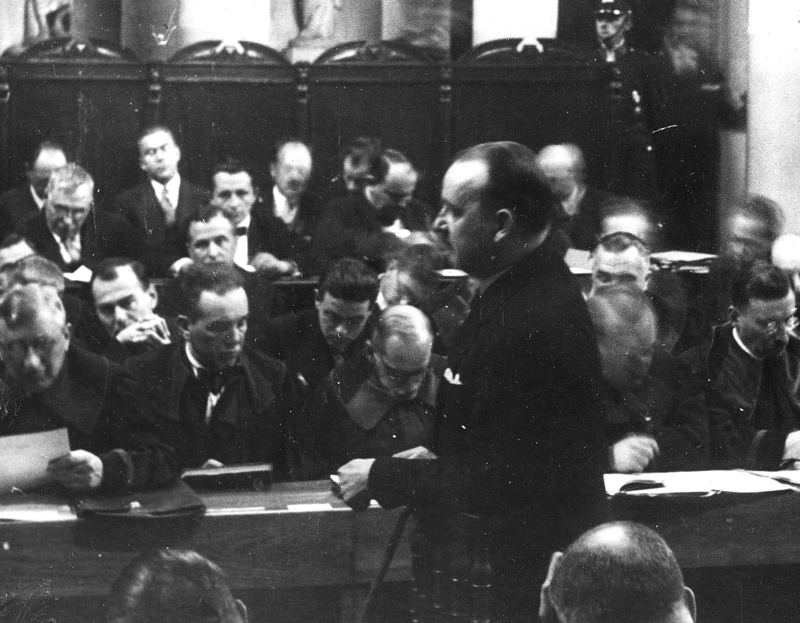 Wiceminister spraw wewnętrznych Kazimierz Stamirowski podczas składania zeznań w procesie brzeskim, 26 października 1931 r.