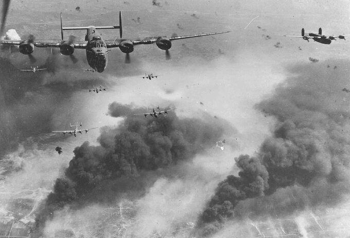 Samoloty Consolidated B-24 Liberator w akcji. Tego typu maszyny latały z pomocą dla Warszawy