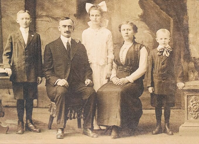 Rodzina Trumpów w 1918 r. Pierwszy od lewej Fred Trump (ojciec Donald Trumpa), obok siedzi jego ojciec - Frederick Trump (Drumpf))