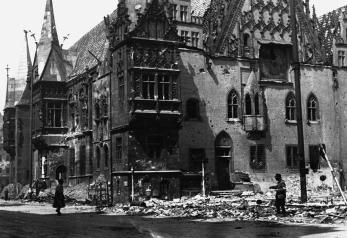 Zniszczony ratusz we Wrocławiu, rok 1945