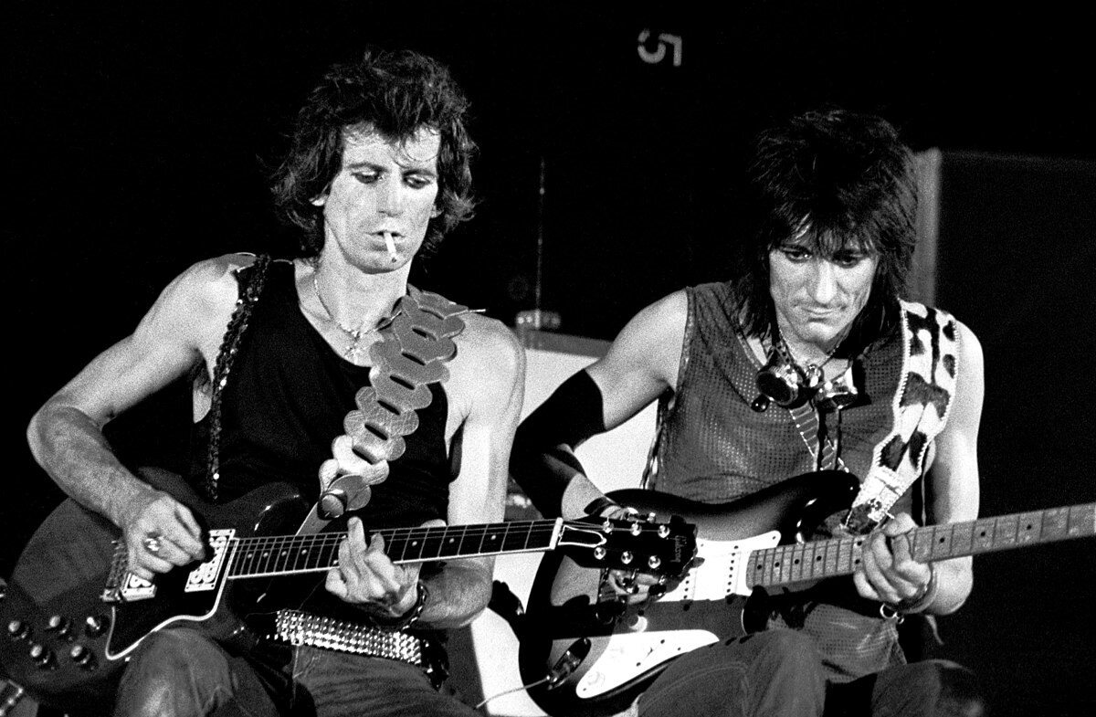 Keith Richards i Ron Wood podczas koncertu w Turynie, 1982 r.