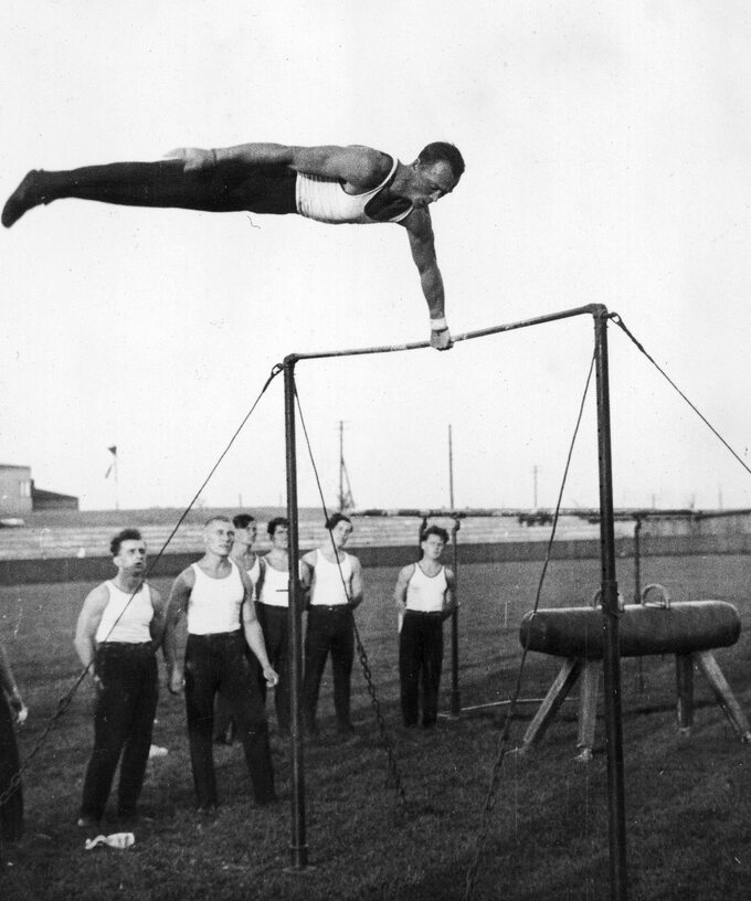 Wilhelm Breguła z okręgu śląskiego Towarzystwa Gimnastycznego "Sokół" podczas ćwiczeń na drążku gimnastycznym, 22 września 1935 r.
