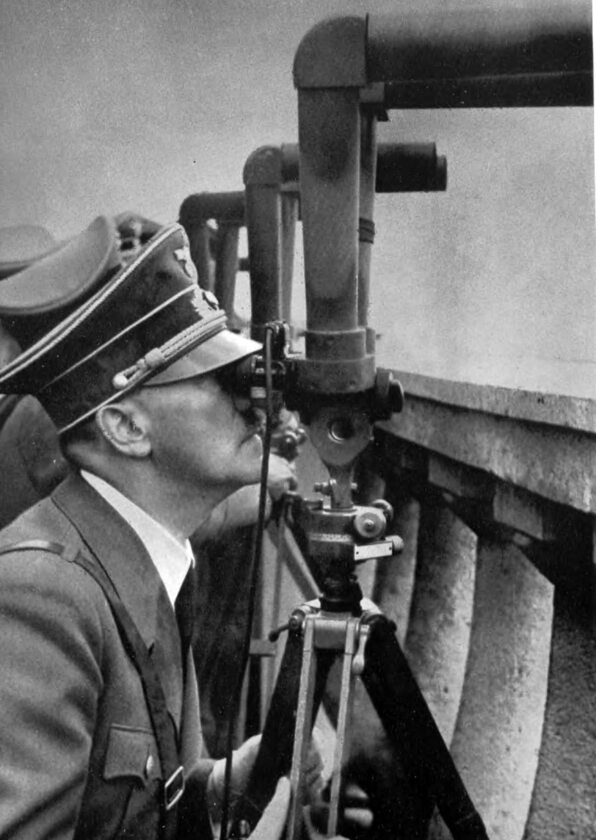 Hitler pod Warszawą Adolf Hitler z praskiej strony Warszawy obserwuje bombardowanie miasta.