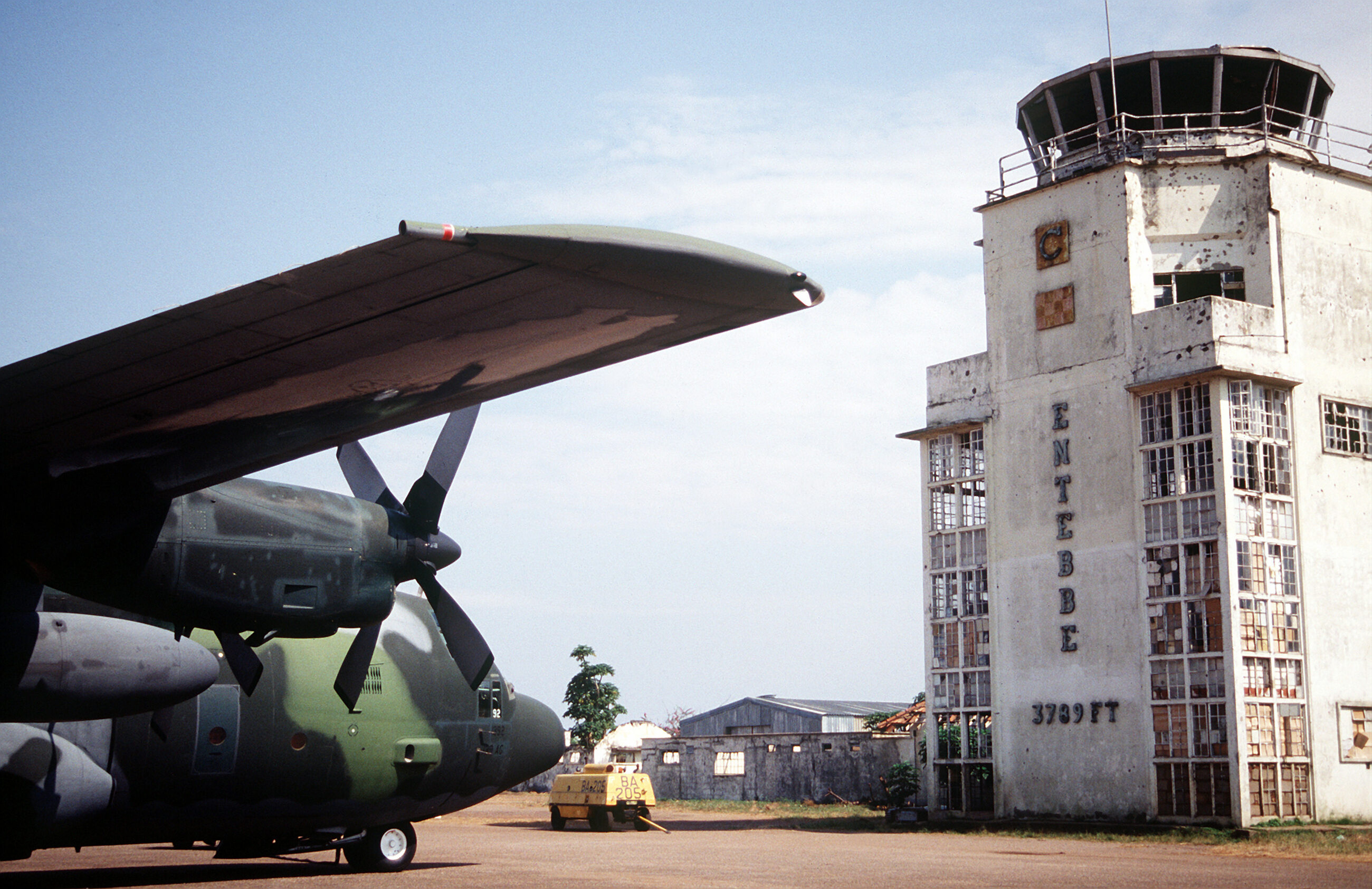 Lotnisko Entebbe w l. 90-tych. Na wieży wciąż widać ślady po kulach wystrzelonych przez izraelskich komandosów.