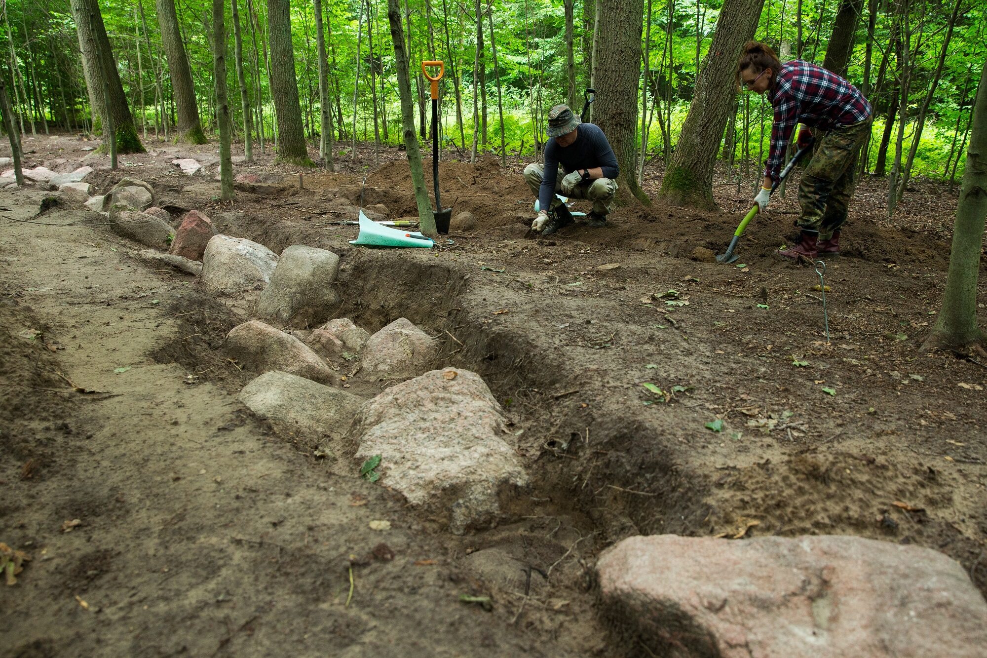Studenci Katedry Archeologii US Joanna Strzelczyk i Bogdan Przybyła podczas prac archeologicznych. Monumentalny grobowiec sprzed blisko 6 tys. lat badają archeolodzy w Dolicach.