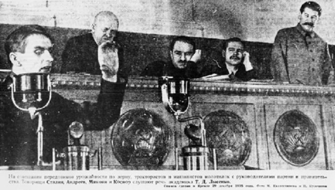 Wysocy towarzysze partyjni słuchają przemówienia Trofima Łysenki. Drugi od lewej Stanisław Kosior